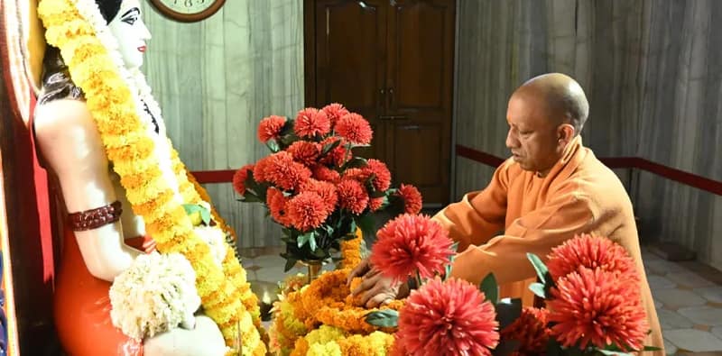 গোরক্ষনাথ মন্দির পরিদর্শন করলেন উত্তরপ্রদেশের মুখ্যমন্ত্রী যোগী আদিত্যনাথ