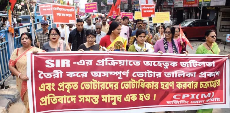 ভোটার তালিকা নিয়ে জেলায় জেলায় বিক্ষোভ, রিচা ইস্যুতে কমিশনে জবাব এইআরও’র
