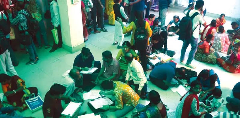 ‘সমস্ত নথি জমার পরও নাম তোলার লাইনে দাঁড়ালাম!’কমিশনের তুঘলকিতে ক্ষুব্ধ জনতা