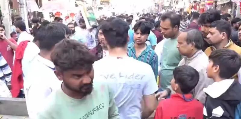 কাল হোলি উদযাপনের আগে ক্রেতাদের ভিড় দিল্লির সদর বাজারে
