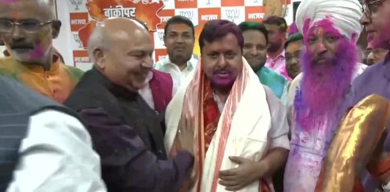 পাটনায় নীতিন নবীন তাঁর সরকারি বাসভবনে দলীয় কর্মীদের সাঙ্গে হোলি খেললেন