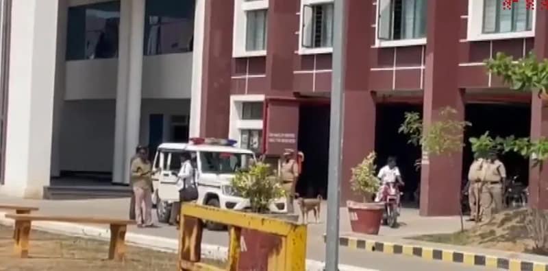 অন্ধ্রপ্রদেশের চিত্তুর জেলা আদালতে বোমাতঙ্ক, জোরদার পুলিশি নিরাপত্তা