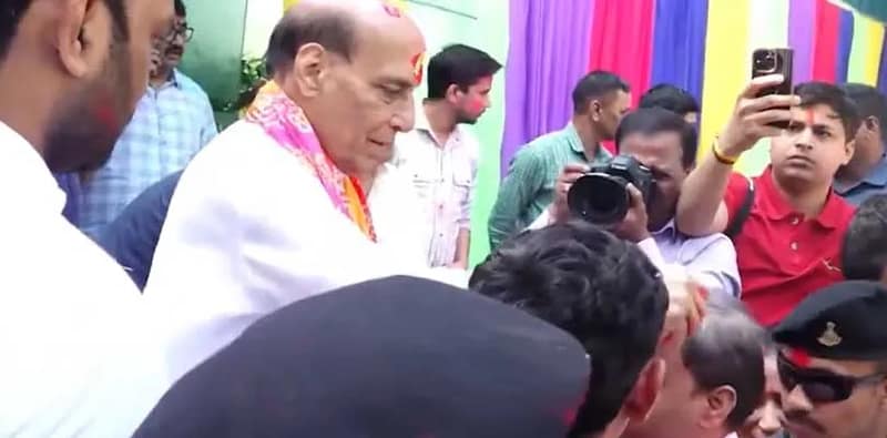 কেন্দ্রীয় প্রতিরক্ষামন্ত্রী মন্ত্রী রাজনাথ সিং তাঁর বাসভবনে হোলি উদযাপন করলেন