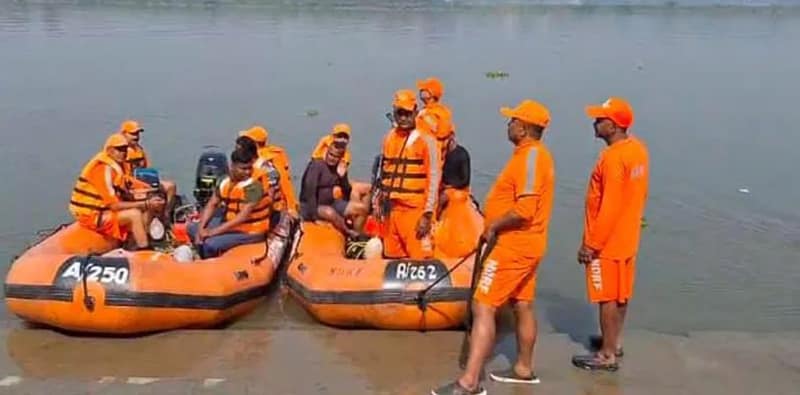 ভাটপাড়া বলরাম সরকার গঙ্গার ঘাটে স্নান করতে নেমে গঙ্গায় তলিয়ে গেলেন তিনজন, বাঁচাতে গিয়ে ডুবল এক