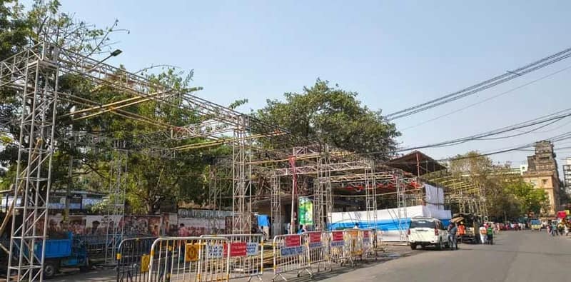 ধর্মতলায় মুখ্যমন্ত্রীর ধরনা কর্মসূচির জন্য মঞ্চ তৈরীর কাজ চলছে