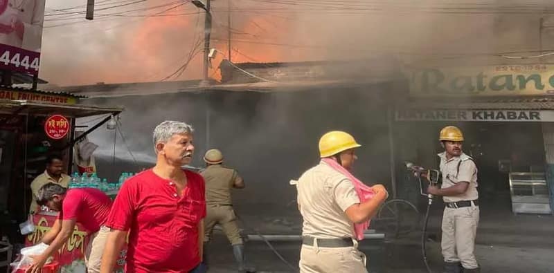 মধ্যমগ্রাম স্টেশনের কাছে ভয়ঙ্কর অগ্নিকাণ্ড
