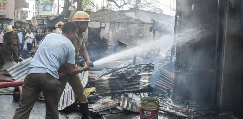 মধ্যমগ্রামে বিধ্বংসী আগুন, ছাই ১৭ দোকান