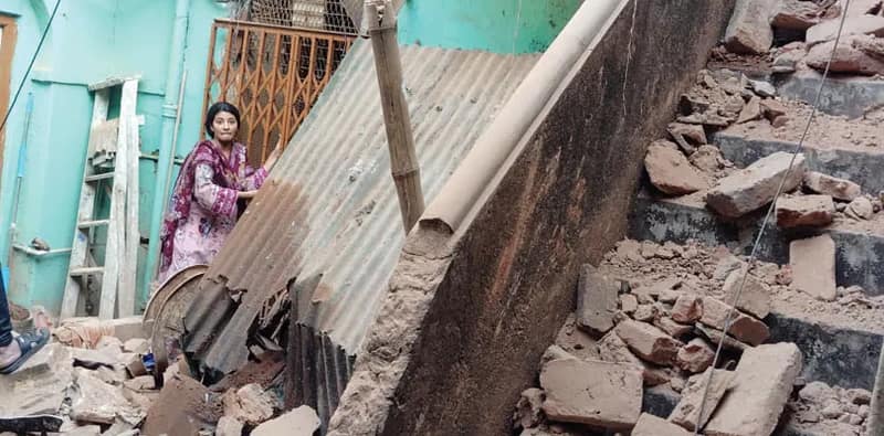 দোলের সকালে বিপত্তি, পার্ক স্ট্রিটে ভাঙল বিপজ্জনক বাড়ি