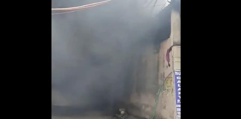 দিল্লির রংপুরী এলাকার একটি গুদামে আগুন