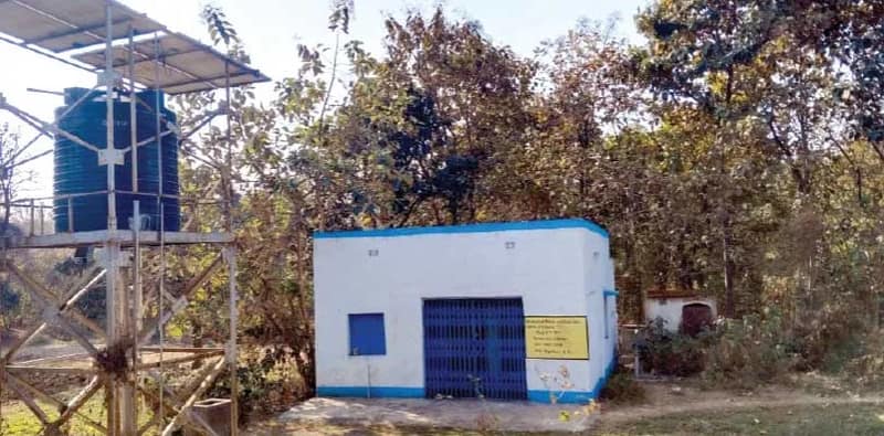 জঙ্গলে ঢেকে যাওয়ায় কমিউনিটি হলেই চলছে অঙ্গনওয়াড়ি কেন্দ্র