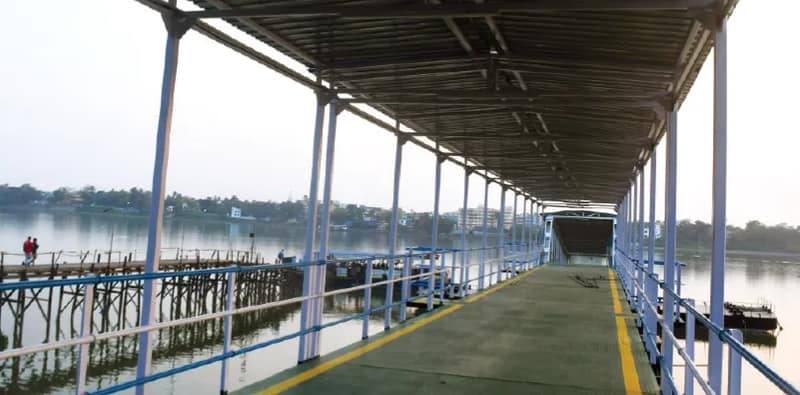 উদ্বোধনই হল না ধোবিঘাটের নয়া জেটির, বাঁশের সাঁকো দিয়েই পারাপার