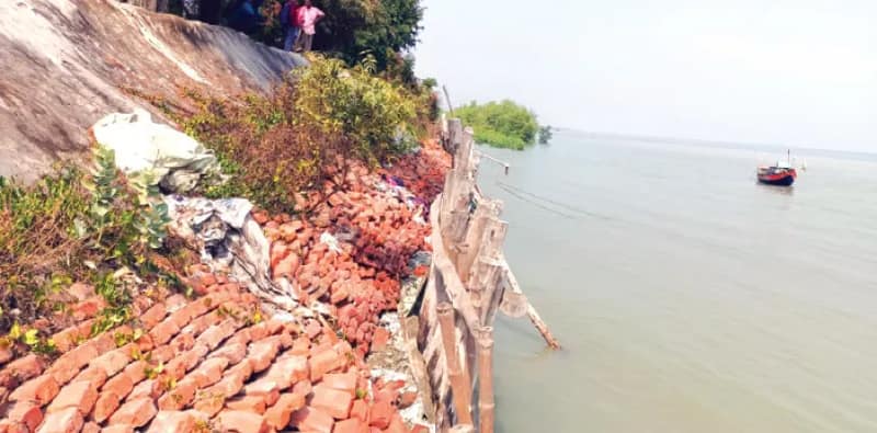 দীর্ঘদিন ধরে বেহাল দশায় নদীবাঁধ, উদ্বেগে গ্রামবাসী