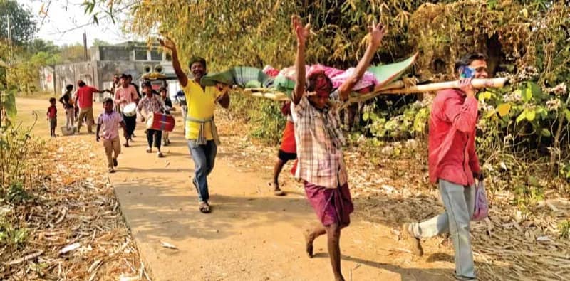 মৃত্যু শোক নাকি পুনর্জন্মের সিঁড়ি? জীবন্ত মানুষকে মরদেহ সাজিয়ে উল্লাসে পরিক্রমা