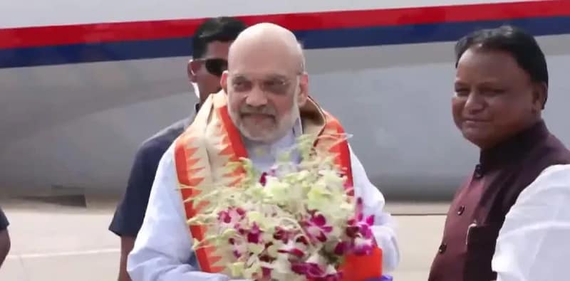 ভুবনেশ্বর বিমানবন্দরে স্বরাষ্ট্রমন্ত্রী অমিত শাহকে স্বাগত জানালেন ওড়িশার মুখ্যমন্ত্রী মোহন চরণ মাঝি
