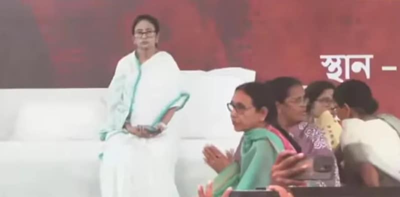 ধর্মতলায় ধরনা মঞ্চে মুখ্যমন্ত্রী