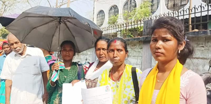 জলপাইগুড়িতে নাম বাদ বহু আদিবাসী চা শ্রমিকের,  ভোটার তালিকায় নাম তুলতে লম্বা লাইন