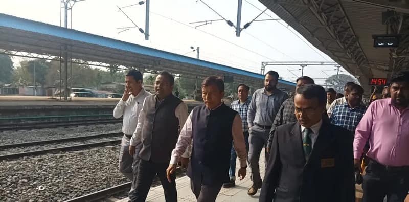 জলপাইগুড়ি স্টেশন পরিদর্শনে উত্তরপূর্ব সীমান্ত রেলের কাটিহারের ডিআরএম কীরেন্দ্র নারাহ