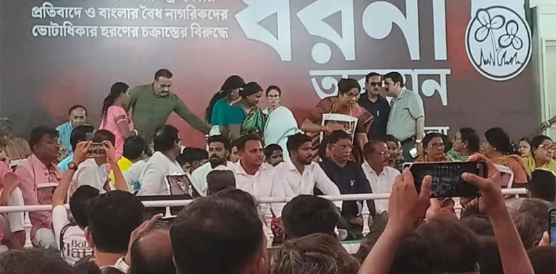 এসআইআর এ যাদের নাম বাদ গিয়েছে, তাদের ধরনা মঞ্চে ডাকলেন মুখ্যমন্ত্রী