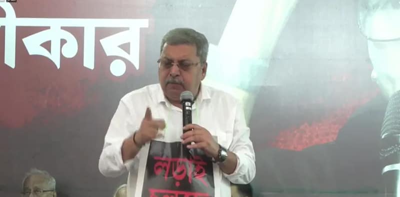 ধর্মতলার ধরনা মঞ্চে বক্তব্য রাখছেন কল্যাণ বন্দ্যোপাধ্যায়