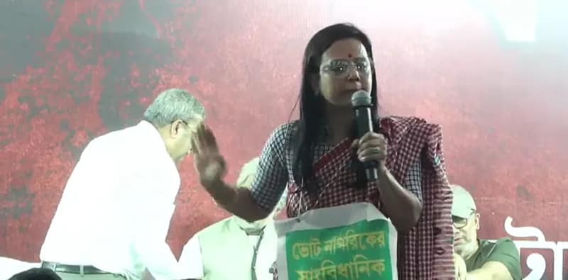 ধরনা মঞ্চে বক্তব্য রাখছেন সাংসদ মহুয়া মৈত্র