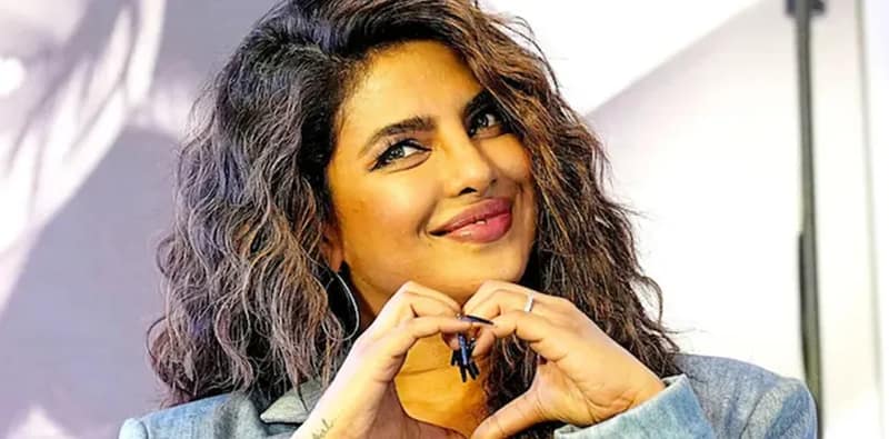 অস্কারের মঞ্চে উপস্থাপক প্রিয়াঙ্কা