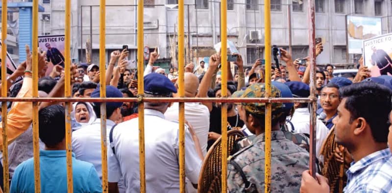 পিলখানায় প্রোমোটার খুন: দুই ধৃতের ফাঁসির দাবিতে আদালত চত্বরে উত্তেজনা
