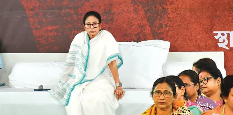‘নির্লজ্জ বিজেপির দালাল কমিশন’, ভোটাধিকার ধরনা মঞ্চ থেকে হুংকার মমতার
