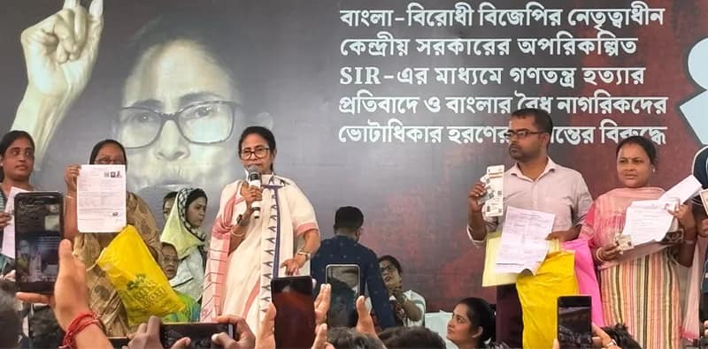 নাম বাদ যাওয়া ভোটারদের ধরনা মঞ্চে তুললেন মুখ্যমন্ত্রী