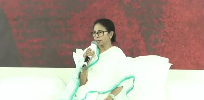 এপ্রিল নয় আজ থেকেই ব্যাংক অ্যাকাউন্টে ঢুকবে যুবসাথীর টাকা, ঘোষণা মুখ্যমন্ত্রীর