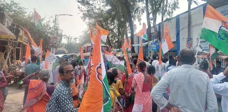 ফাইনাল ভোটার তালিকায় পরিকল্পনা করে ভোটারদের নাম বিবেচনাধীন,  উলুবেড়িয়া মহকুমা শাসকের দপ্তরের সামনে  বিক্ষোভ কংগ্রেসের