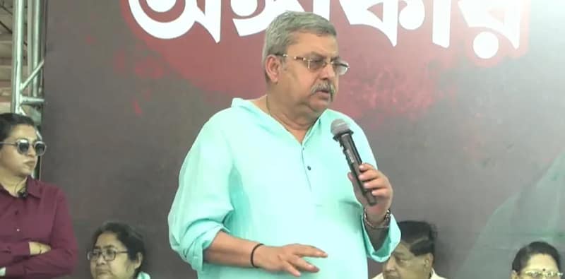 ধরনা মঞ্চে বক্তব্য রাখছেন কল্যাণ বন্দ্যোপাধ্যায়