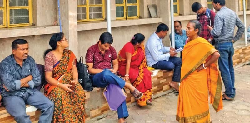 তালিকায় ফের নাম তুলতে  ভিড়, অফিস বন্ধে ক্ষোভ
