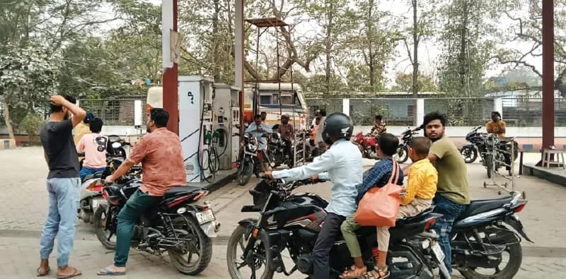 যুদ্ধের আবহে বেশি পরিমাণে পেট্রল, ডিজেল কেনার হিড়িক রায়গঞ্জ শহরে