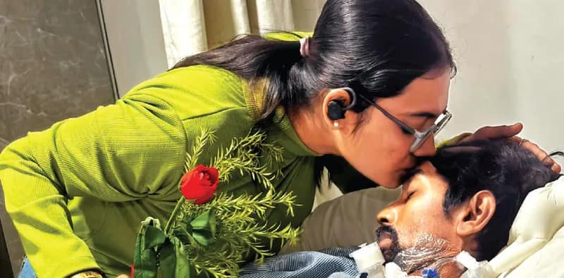 কোমাচ্ছন্ন স্বামীর জ্ঞান ফেরানোর লড়াই, হাসপাতালের কেবিনে বিবাহবার্ষিকী বধূর