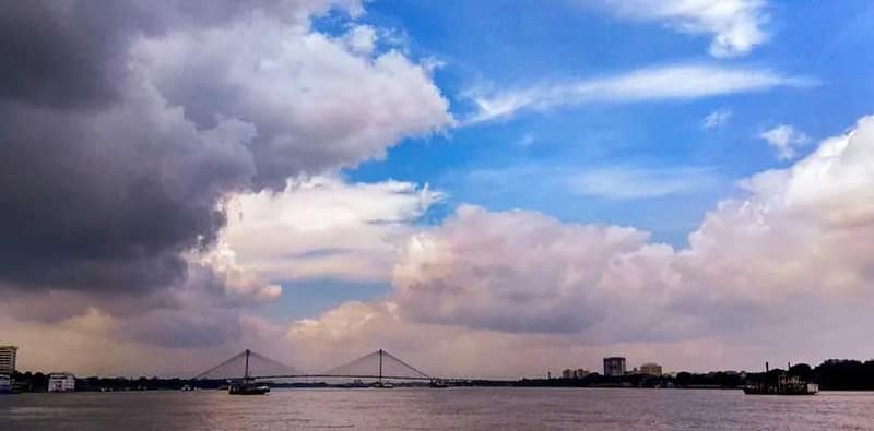 আজ শহর কলকাতার সর্বনিম্ন তাপমাত্রা ২৬ ডিগ্রি সেলসিয়াস এবং  সর্বোচ্চ তাপমাত্রা ৩৬ ডিগ্রি সেলসিয়াসের ঘরে থাকার সম্ভবনা রয়েছে