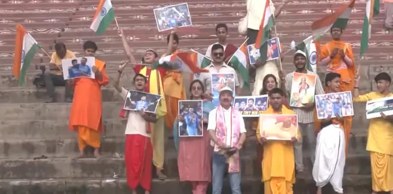 টি-২০ বিশ্বকাপ ফাইনালের আগে টিম ইন্ডিয়ার উদ্দেশে বারাণসী গঙ্গা ঘাটে আরতি ভক্তদের