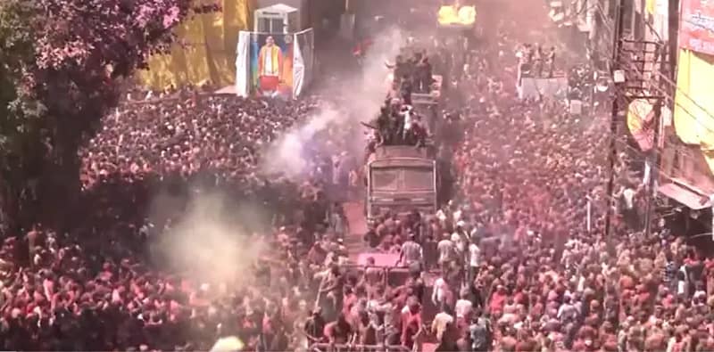মধ্যপ্রদেশে রঙ পঞ্চমী উদযাপনের জন্য রাস্তায় বিপুল সংখ্যক মানুষের ঢল