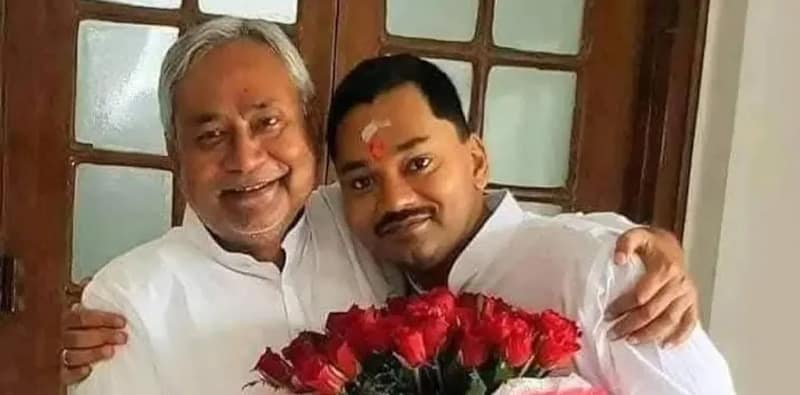 রাজনীতির ময়দানে নীতীশ কুমারের পুত্র নিশান্ত, যোগ দিলেন জেডিইউ-তে