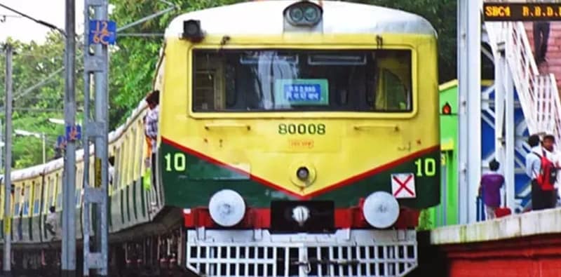 পরীক্ষার দিনই বহু লোকাল ট্রেন বাতিল, নাজেহাল চাকরিপ্রার্থীরা