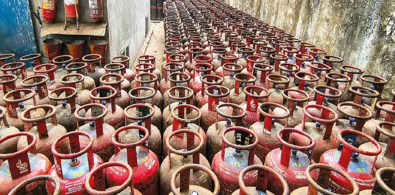 রান্নার গ্যাস সিলিন্ডারে টান, জলপাইগুড়িতে বিক্ষোভ, বিপাকে হোটেল-রেস্তরাঁ