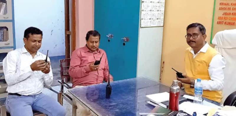 সমন্বয় রাখতে ওয়াকিটকি ব্যবহার জটেশ্বর হাইস্কুলের শিক্ষকদের