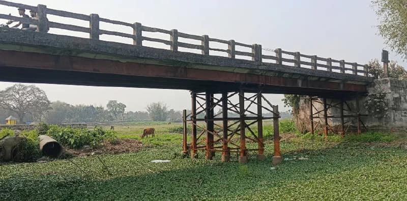 মরচে ধরে ক্ষয়ে গিয়েছে লীলাহাটি সেতুর লোহার কাঠামো, বাড়ছে ঝুঁকি