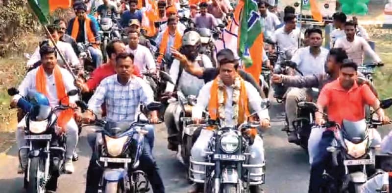 বাইক র‍্যালিতে জনসংযোগ! নিয়ম ভাঙার  খেলায় রাজনৈতিক দলের নেতা ও কর্মীরা