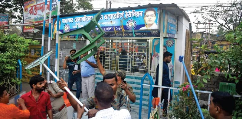 বিজেপির পরিবর্তন যাত্রা থেকে তৃণমূল অফিসে হামলার অভিযোগ বারাসতে