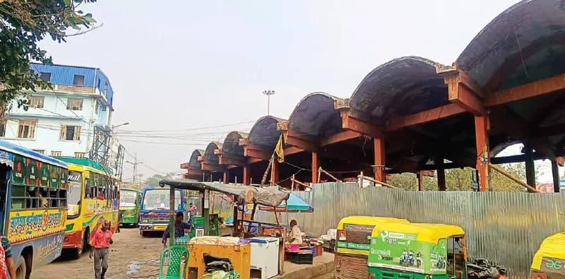 সংস্কারের নামে অবরুদ্ধ হাওড়া বাসস্ট্যান্ড,  খোলা আকাশের নীচেই অপেক্ষা যাত্রীদের