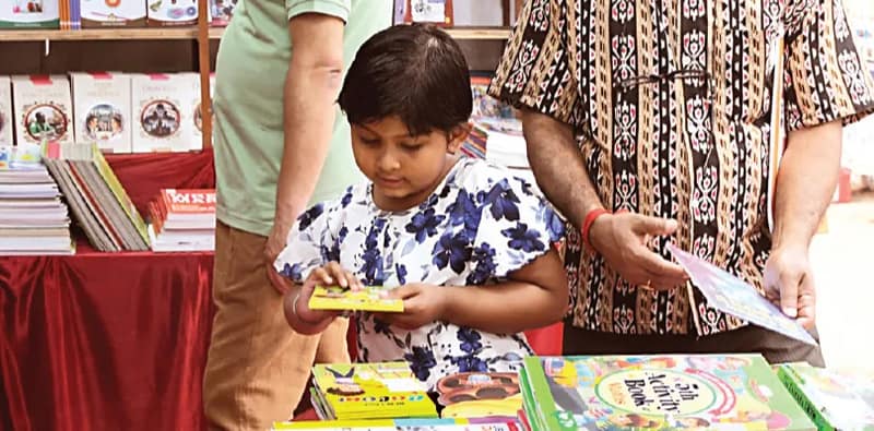কলেজ স্কোয়ারে শুরু বসন্ত বইমেলা