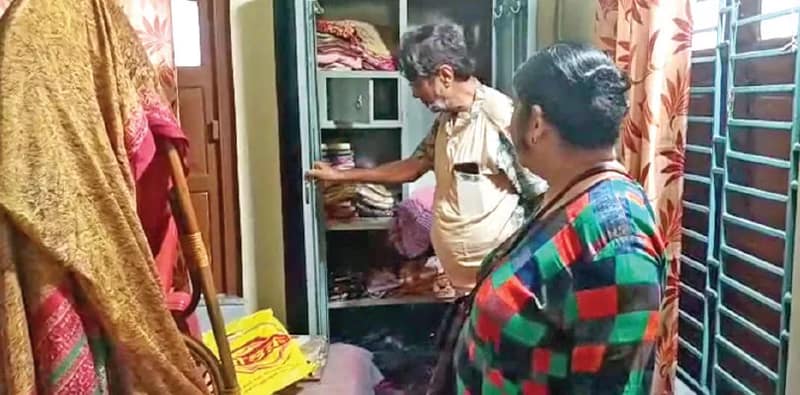 মেলেনি সোনা বা টাকা, আক্রোশে গোটা বাড়ি গুটখার পিকে ভরিয়ে দিল দুষ্কৃতীরা