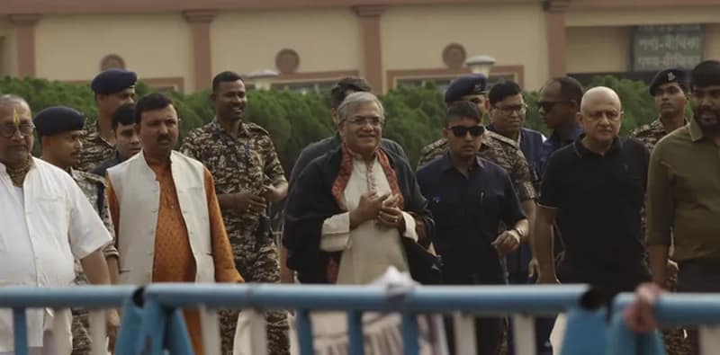 মঙ্গলবার সাতসকালে দক্ষিণেশ্বরে দেশের মুখ্য নির্বাচন কমিশনার জ্ঞানেশ কুমার, দেখানো হল কালো পতাকা