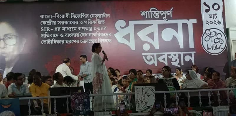 এসপ্ল্যানেডে বক্তব্য রাখছেন মুখ্যমন্ত্রী মমতা বন্দ্যোপাধ্যায়