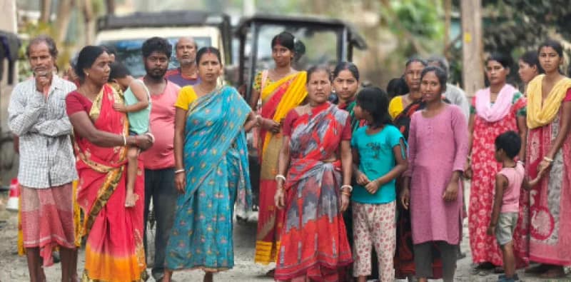 রাস্তা সংস্কারের দাবিতে অবরোধ গ্রামবাসীদের